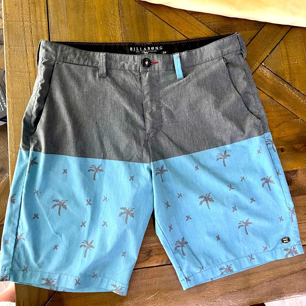 Billabong men’s size 34 boardshorts. Blue and grey with palm tree pattern